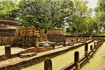 Fototapeta na wymiar Old pagodas and laterite statues Kamphaeng Phet Historical Park