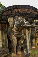 Fototapeta premium Old pagodas and laterite statues Kamphaeng Phet Historical Park