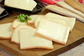 tranches de fromage à raclette et charcuterie