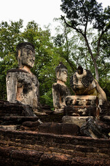 Obraz premium Old pagodas and laterite statues Kamphaeng Phet Historical Park