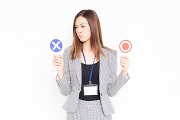 OKとNGのプラカードを持つビジネスウーマン