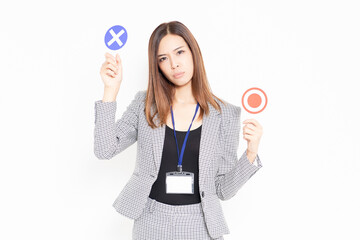 OKとNGのプラカードを持つビジネスウーマン