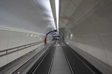 travelator for moving people between stations