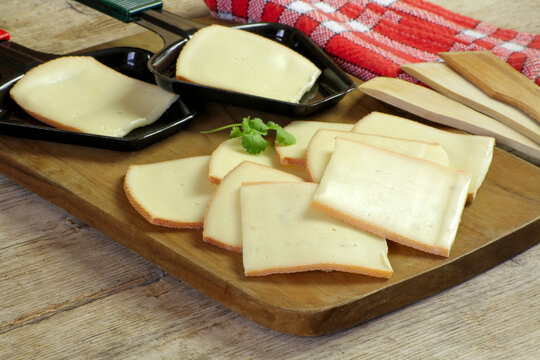 Tranches De Fromage Pour Raclette Avec Couteau Closeup Sur Fond Blanc Photo  stock - Image du repas, fromage: 265039844