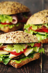 Sandwiches with whole grain bread, ham and vegetables	