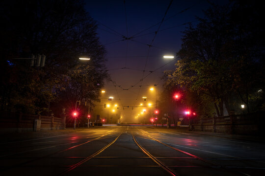 Kreuzung mit Ampeln in der Nacht bei Nebel