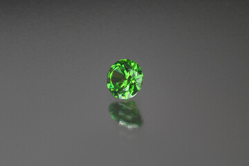 デマントイドガーネット (demantoid garnet)
