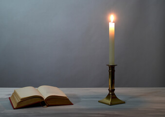 Buch öffnen  bei Kerzenlicht