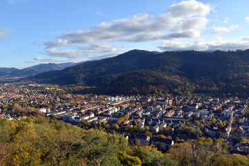 Fototapeta premium Aussicht auf Freiburg und das Dreisamtal im Herbst 
