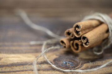 Cynamon na ciemnym drewnianym stole © andsko