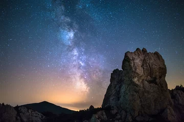 Milchstraßenkern über einem Berggipfel mit einer Klippe in der Slowakei © Mrio