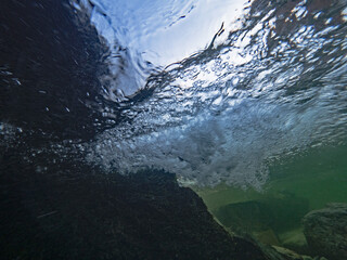 Under the falling water, unter dem Wasserfall