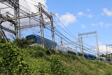 青い特急電車と青い空