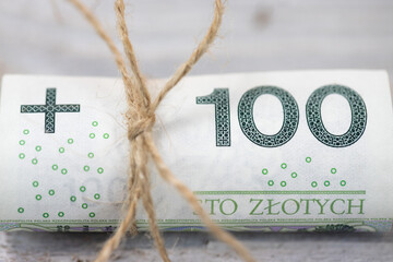 Polski banknot 100 złotych ze wstążką  - obrazy, fototapety, plakaty