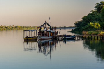 Barcas en un embarque del rio Gámbia, cerca de la ciudad de Janjanbureh, en el centro de Gámbia
