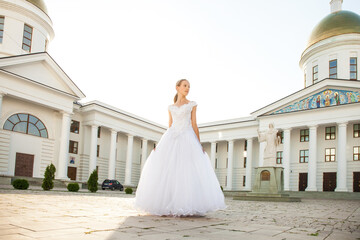 Obraz premium Portrait of a young woman in a white ball gown