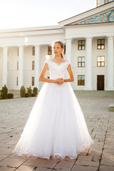 Obraz premium Portrait of a young woman in a white ball gown