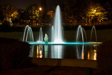 fuente de agua nocturna