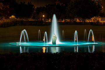 fuente de agua nocturna