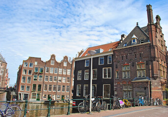 Obraz premium Central Amsterdam: old houses and city canal, bridge and bicycles