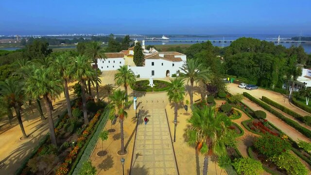 Camino hacia monasterio de La R&aacute;bida en Huelva