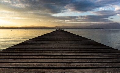 Fototapeta na wymiar Steg der Promenade am Gardasee