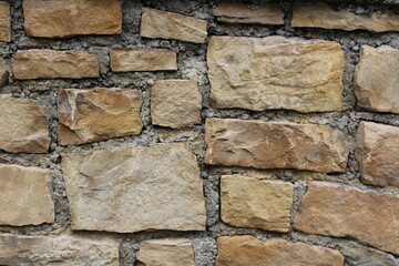 Unregelmäßige Natursteinmauer