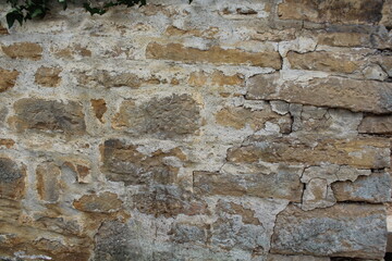 Unregelmäßige Natursteinmauer
