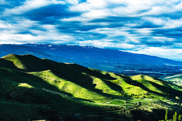 Naklejka premium Green mountain valley in New Zealand