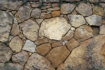 Unregelmäßige Natursteinmauer