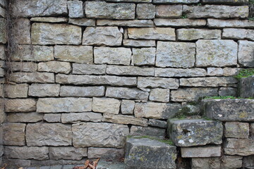 Unregelmäßige Natursteinmauer