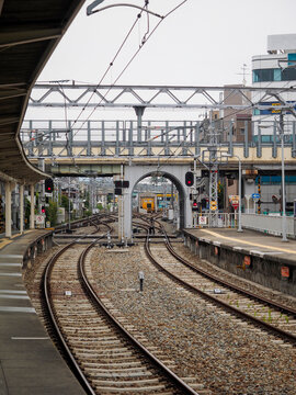 カーブする駅のホーム