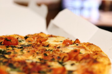 家で食べる宅配ピザ	