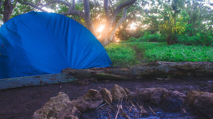 carpa de campamento en la naturaleza con fogata en el amanecer 