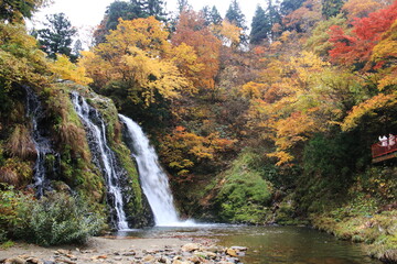 山形　銀山温泉の秋　白銀の滝