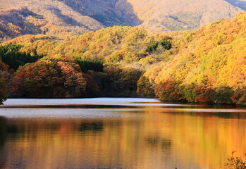 宮城県七ヶ宿町の秋　紅葉の長老湖