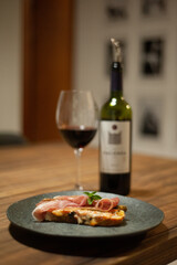 Bruschetta de presunto parma com aspargos e vinho tinto