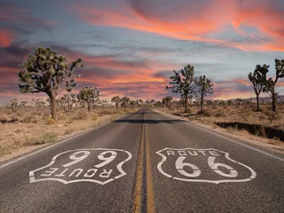 Fototapeten Route 66 mit Joshua Trees und Sonnenuntergangshimmel in der kalifornischen Mojave-Wüste. © trekandphoto
