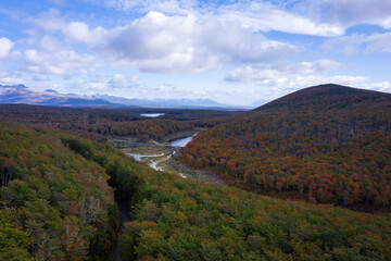 Vista aerea del bosque y montañas en otoño. Tierra de escape.