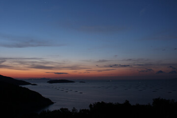 夜明け前の瀬戸内海の島々の風景