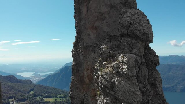 Torre di roccia in Grigna con il drone
