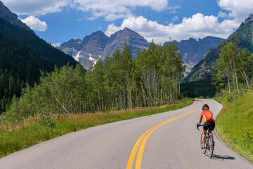 Fototapeta na wymiar Biking to Maroon Bells - Bike riding on Marron Creek Road, from Highlands to Marron Lake, is the best way to enjoy this one of Colorado's most scenic areas. Aspen, Colorado, USA.
