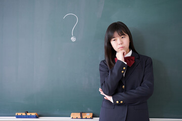 教室で考える日本人女子中学生