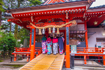 金澤神社で和服姿で祈願する女性