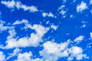 Obraz premium White fluffy clouds in the blue sky