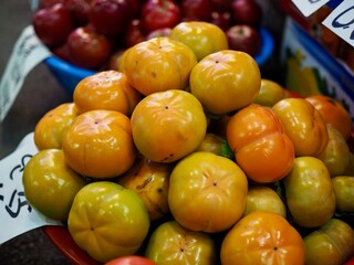 한국의 신선한 유기농 과일 감 