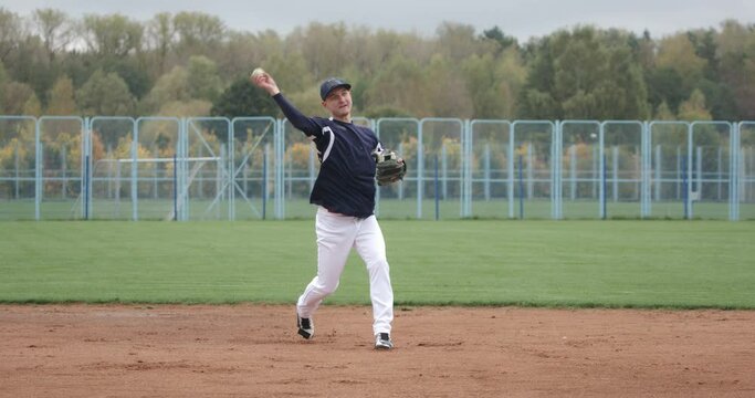 Baseball tournament, the pitcher catches a fastball and sends a pass to another player, sports in college.