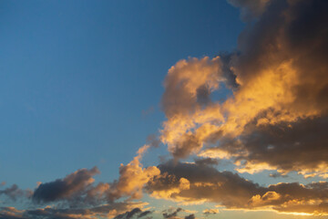 close-up sunset background on a cloudy day.