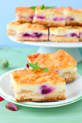 Fruchtiger Streuselkuchen mit Joghurtfüllung	