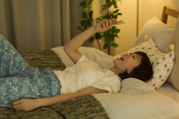 若い女性　スマホ